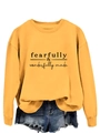 Détail du sweat jaune avec texte fearfully wonderfully made et col rond côtelé - Jaune (Police Noire)
