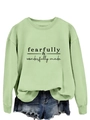 Détail d'un sweat vert menthe avec texte graphique noir Fearfully Wonderfully Made - Vert Olive (Police Noire)