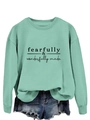 Détail du sweat vert menthe avec inscription noire fearfully wonderfully made en relief - Vert Clair (Texte Noir)
