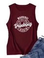 Dettaglio della canotta bordeaux con stampa grafica bianca e jeans in denim lavato - S / Rosso Vino (Carattere Bianco)