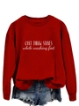 Detail van rood sweatshirt met witte grafische print en distressed denim short - S / Rood (Wit Lettertype)
