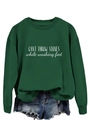Détail d'un sweat vert foncé avec texte blanc et mini-short en jean délavé - S / Vert Foncé (Police Blanche)