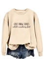 Détail d'un sweat-shirt beige avec imprimé texte noir et détails de short en jean bleu - S / Sable (Police Noire)