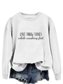 Vue à plat du sweat en coton blanc avec imprimé CAN'T THROW STONES et short en jean - S / Blanc (Police Noire)