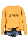 Détail du sweat-shirt jaune avec l'imprimé texte CAN'T THROW STONES while washing feet - S / Jaune (Police Noire)