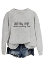 Détail d'un sweat-shirt gris avec texte 'CAN'T THROW STONES' et un short en jean bleu - S / Gris (Police Noire)