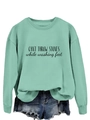 Détail d'un sweat vert menthe avec épaules tombantes et texte noir imprimé sur le devant - S / Vert Clair (Texte Noir)