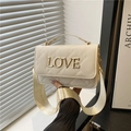 Borsa a cilindro trapuntata crema con lettere LOVE dorate e tracolla larga regolabile - Bianco
