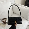 Minimalistische Leopard Schultertasche mit Goldschließe auf weißem Sofa - Schwarz