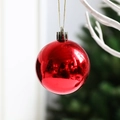 Glanzende rode kerstbal van 10 cm met spiegelende afwerking en gouden ophangkoordje - 8cm / Glanzend Rood