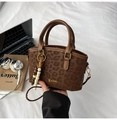 Makroansicht der Shopper-Tasche mit Leopardenmuster, Goldlogo und Holzperlen-Anhänger - Mit Anhänger / Braun