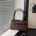 Borsa a spalla in pelle scamosciata marrone con fibbia a cintura e dettagli in argento - Marrone