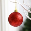 Klassieke rode kerstbal van 10cm met glinsterende glitterafwerking en gouden koord - 10cm / Glitter Rood