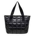 Sac fourre-tout matelassé noir en nylon rembourré avec larges bretelles de mode - Noir
