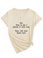 Detalle de camiseta beige con cuello en V, eslogan, mangas enrolladas y nudo delantero - S / Arena (Fuente Negra)