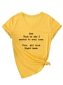 Detalle de camiseta amarilla con cuello en V, texto estampado y nudo en el dobladillo - S / Amarillo (Fuente Negra)