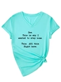 Detalle de camiseta turquesa con cuello en V, texto gráfico negro y diseño de nudo frontal - S / Azul Agua Profunda (Fuente Negra)