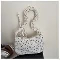 Détail du sac en velours blanc avec motif cœur-nœud et bandoulière froncée - Blanc