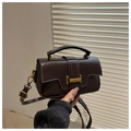 Dettaglio borsa a tracolla vintage in ecopelle marrone con chiusura metallica e manico - Marrone Scuro