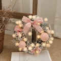 Couronne de Noël avec nœud en velours rose, lumières LED et branches de pin enneigées - Rose Floqué (A) / 30cm