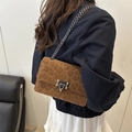 Modische Schultertasche mit Leopardenmuster, silberner Kette und Metallverschluss - Braun