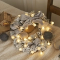 Couronne de Noël floquée avec nœud en velours gris et lumières LED blanc chaud - Gris Floqué (A) / 30cm