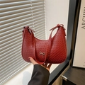 Sac sous le bras demi-lune rouge à motif crocodile avec détail nœud métallique argenté - Rouge