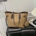 Sac fourre-tout kaki à motif d'ours avec porte-monnaie sur siège en cuir noir - Marron