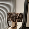 Y2K Handtasche mit Leopardenmuster, Nieten und Ösenriemen für trendigen Streetstyle - Leopardenbraun