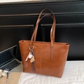 Bolso tote marrón de cuero sintético con colgantes de béisbol sobre fondo blanco y negro - Con Colgante / Marrón