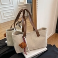 Grote beige canvas stro emmer tas met bruine lederen handgrepen en teddybeer hanger - Met Hanger / Bruin