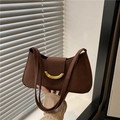 Bolso de hombro minimalista en ante marrón con hebilla de metal dorada de estilo vintage - Marrón
