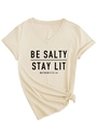 Dettaglio maglietta scollo V con stampa Be Salty Stay Lit e nodo decorativo in vita - S / Sabbia