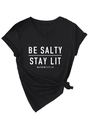 Détail du t-shirt col en V avec texte Be Salty Stay Lit et nœud élégant sur le devant - S / Noir