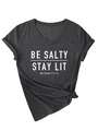 Détail du t-shirt gris à col en V avec imprimé BE SALTY STAY LIT et nœud sur le côté - S / Gris foncé
