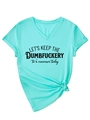 Dettaglio della t-shirt verde menta con scollo a V, stampa slogan e nodo laterale chic - Blu Acqua Profonda (Font Nero)