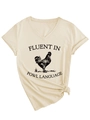 Dettaglio della t-shirt beige con scollo a V, stampa a gallo e scritte divertenti - S / Sabbia (Stampa Nera)