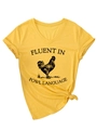 Dettaglio di una t-shirt gialla con scollo a V, stampa di gallo e nodo laterale alla moda - S / Giallo (Stampa nera)