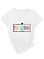 Detail eines weißen Baumwoll-T-Shirts mit V-Ausschnitt, Preschool Vibes Print und Knoten - S / Weiß (Schwarze Grafik)