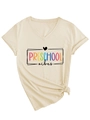 Detailansicht des beigen V-Ausschnitt T-Shirts mit Preschool Vibes Print und Knoten - S / Sandfarben (Schwarze Grafik)