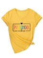 Detail eines senfgelben V-Ausschnitt T-Shirts mit Preschool Vibes Print und Knotensaum - S / Gelb (Schwarze Grafik)