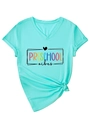 Detail eines V-Ausschnitt T-Shirts in Minzblau mit Preschool Vibes Print und Knotensaum - S / Tiefwasserblau (Schwarze Grafik)