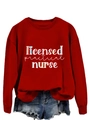 Λεπτομέρεια του κειμένου Licensed practical nurse σε ένα μπορντό φούτερ με λαιμόκοψη - S / Κόκκινο Φούτερ (Λευκό Γραφικό)