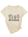 Dettaglio della T-shirt con scollo a V, stampa cactus Not A Hugger e orlo con nodo alla moda - S / Sabbia (Grafica Nera)