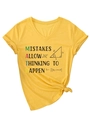 Detail eines gelben V-Ausschnitt T-Shirts mit Mistakes Allow Thinking To Happen Aufdruck - S / Gelb (Schwarze Grafik)