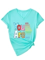 Dettaglio della maglietta con scollo a V e scritte colorate You Are Kind Brave Smart - S / Blu Acqua Profonda