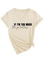 Nahaufnahme des V-Ausschnitt T-Shirts mit Slogan-Druck und dekorativem Knotendetail am Saum - S / Sandfarben