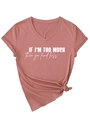 Detail eines rosa V-Ausschnitt-T-Shirts mit Aufdruck und modischem Knotensaum-Design - Roségold (Weiße Schrift)