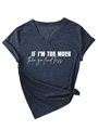 Detail des V-Ausschnitt-T-Shirts in Anthrazit mit dem Spruch if i'm too much then go find less - Marineblau