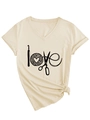 Vista dettagliata della T-shirt color albicocca con scollo a V e stampa Love e nodo - S / Sabbia (Stampa Nera)